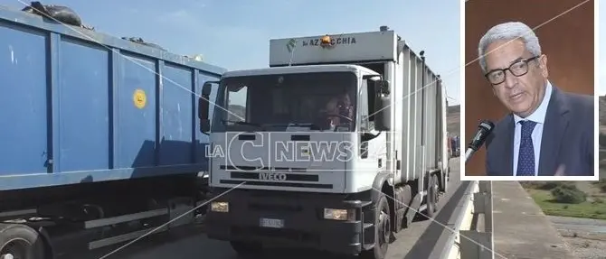 Caos rifiuti a Cosenza, l'appello di Manna: «Sistema al collasso, servono impianti»