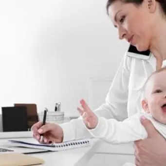 Famiglia e lavoro inconciliabili, un genitore su tre si licenzia per accudire i figli