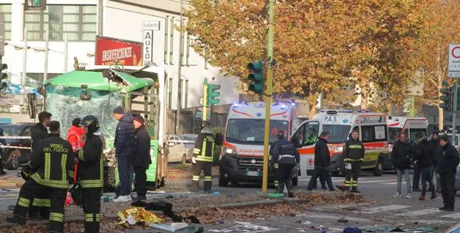 Schianto tra bus e camion dei rifiuti, numerosi feriti: una donna è in coma