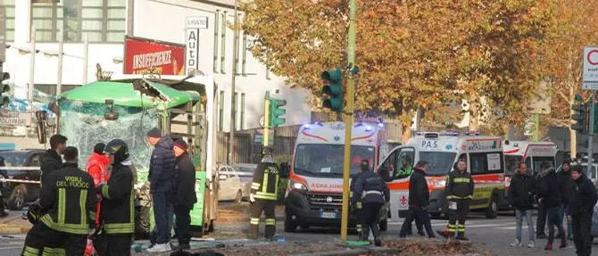 Schianto tra bus e camion dei rifiuti, numerosi feriti: una donna è in coma