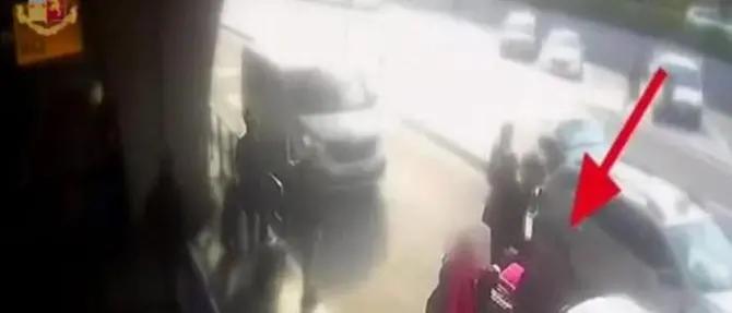 Chiede l'uso del tassametro e il tassista gli spacca la faccia: il video