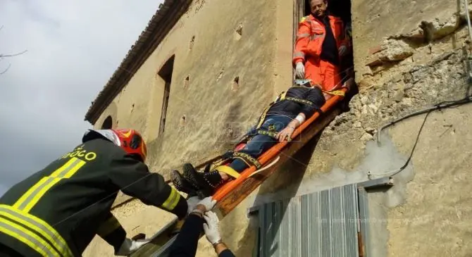 Famiglia intrappolata in casa, esercitazione dei Vigili del fuoco nel Vibonese