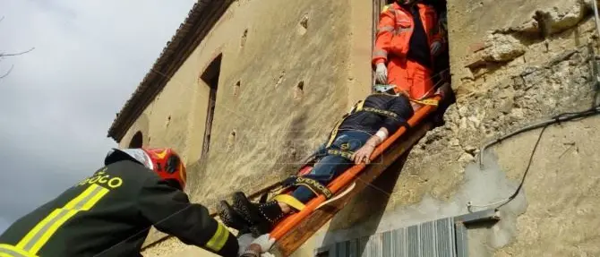 Famiglia intrappolata in casa, esercitazione dei Vigili del fuoco nel Vibonese