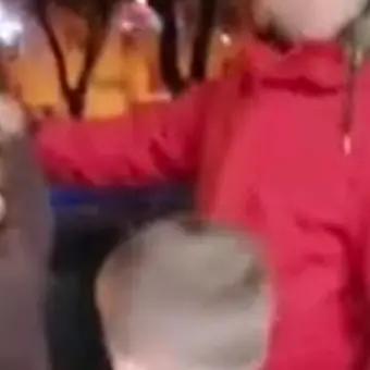 Consegna una pistola ai bambini e li fa sparare dal balcone, il video choc