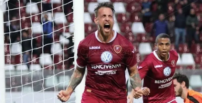 Reggina, una vittoria al fotofinish. La decide Denis su calcio di rigore