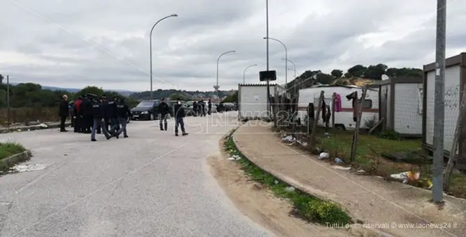 Rosarno, blitz interforze: controlli nel campo migranti