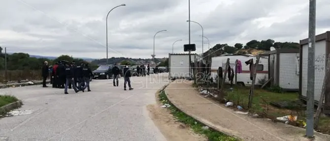 Rosarno, blitz interforze: controlli nel campo migranti