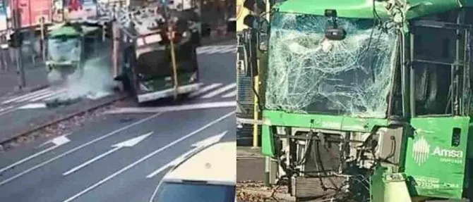 Incidente tra bus e camion rifiuti, morta la donna sbalzata fuori nello schianto
