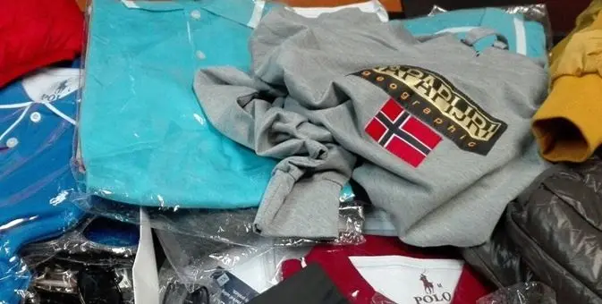 Cosenza, ha in casa 5000 capi di abbigliamento griffati: arrestato per ricettazione