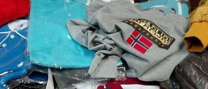 Cosenza, ha in casa 5000 capi di abbigliamento griffati: arrestato per ricettazione