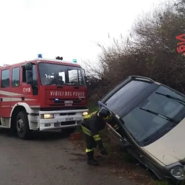 Gizzeria: perde il controllo dell’auto e finisce in un canale di scolo