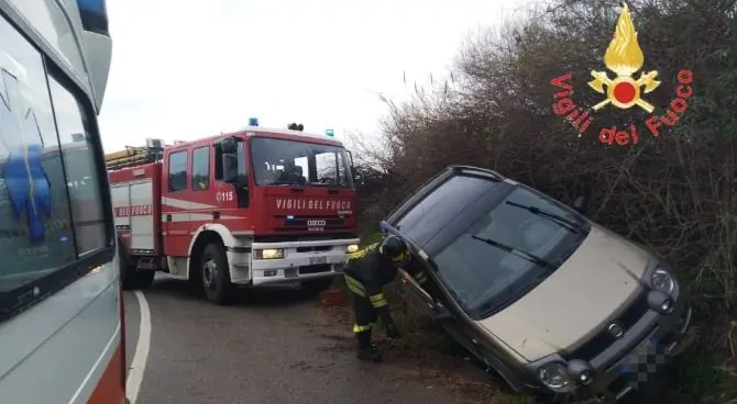 Gizzeria: perde il controllo dell’auto e finisce in un canale di scolo