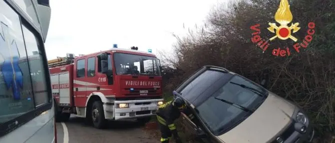 Gizzeria: perde il controllo dell’auto e finisce in un canale di scolo
