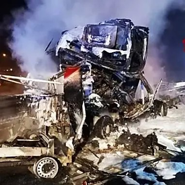 Incidente sulla A4, autocisterna travolge camion ed esplode: un morto carbonizzato