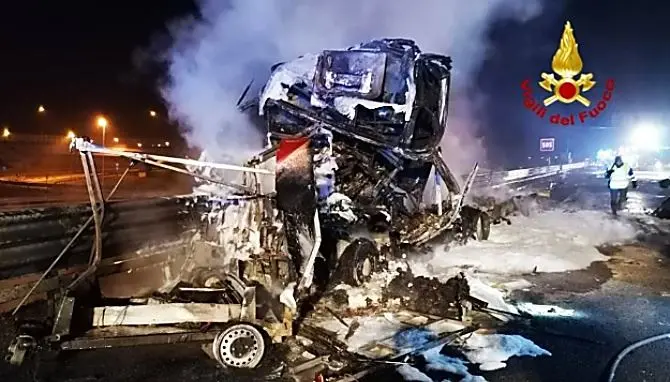 Incidente sulla A4, autocisterna travolge camion ed esplode: un morto carbonizzato