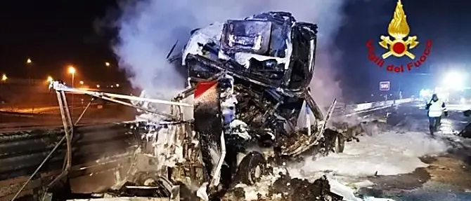 Incidente sulla A4, autocisterna travolge camion ed esplode: un morto carbonizzato