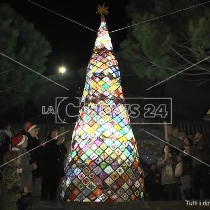 Pentone, l'albero di Natale dei record con l'arte dell'uncinetto