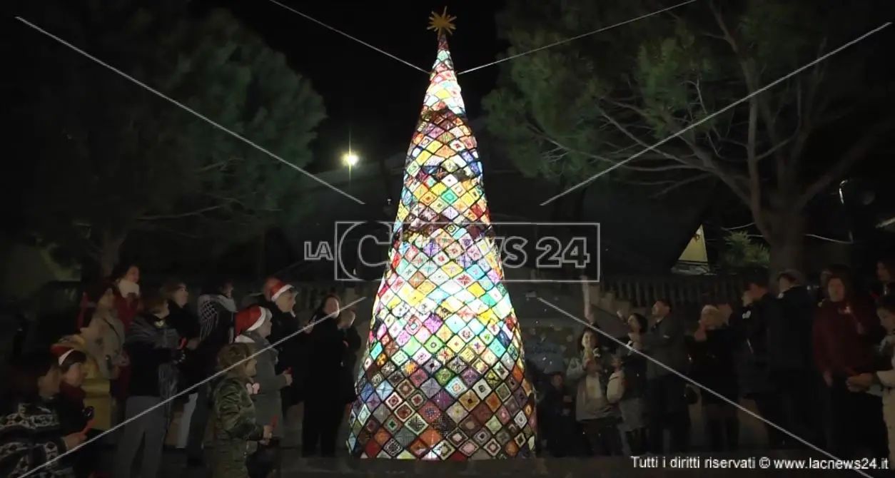 Pentone, l'albero di Natale dei record con l'arte dell'uncinetto