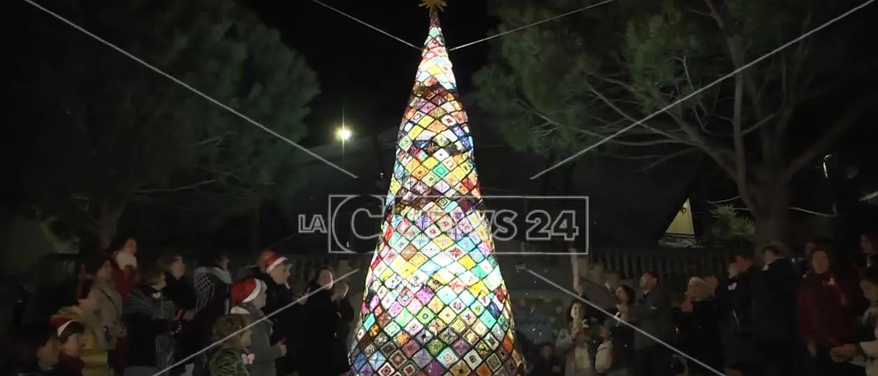 Pentone, l'albero di Natale dei record con l'arte dell'uncinetto