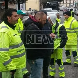 Protestano i dipendenti di Ecologia Oggi a Cosenza e in città è emergenza rifiuti