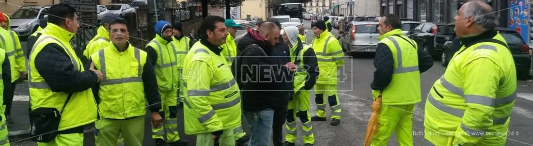 Protestano i dipendenti di Ecologia Oggi a Cosenza e in città è emergenza rifiuti