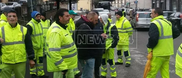 Protestano i dipendenti di Ecologia Oggi a Cosenza e in città è emergenza rifiuti