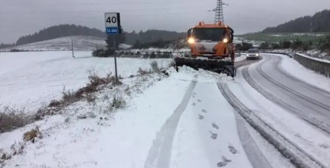 Prime intense nevicate in Sila, al lavoro i mezzi dell'Anas