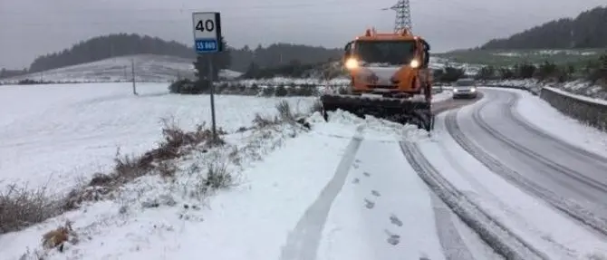 Prime intense nevicate in Sila, al lavoro i mezzi dell'Anas