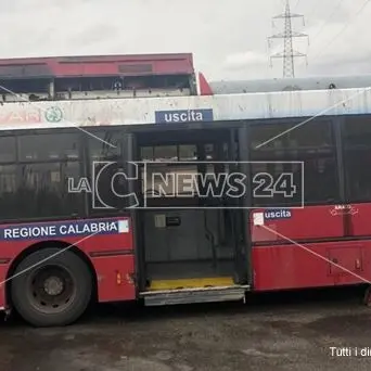 Cosenza, principio di incendio su un bus dell'Amaco