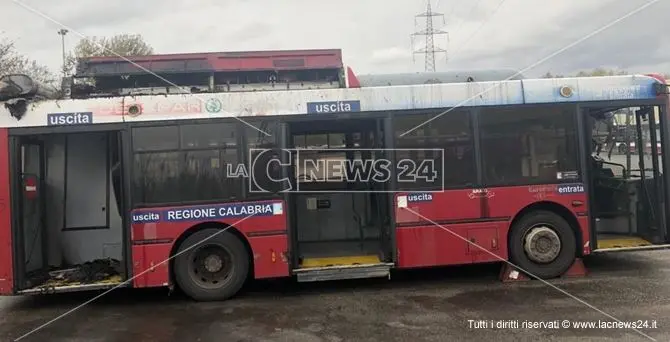 Cosenza, principio di incendio su un bus dell'Amaco