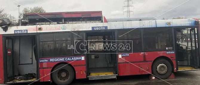 Cosenza, principio di incendio su un bus dell'Amaco