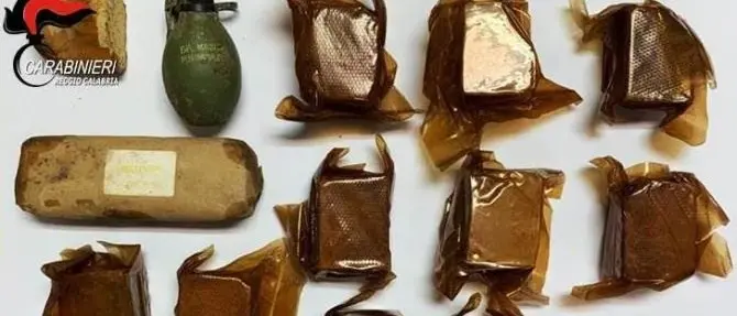 Aveva un'arsenale da guerra, arrestato fiancheggiatore della cosca Ficara-Latella