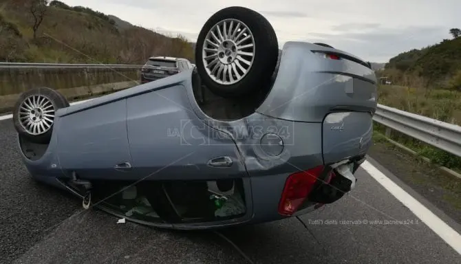 Perde il controllo dell'auto che si ribalta sulla statale 280 nel Catanzarese