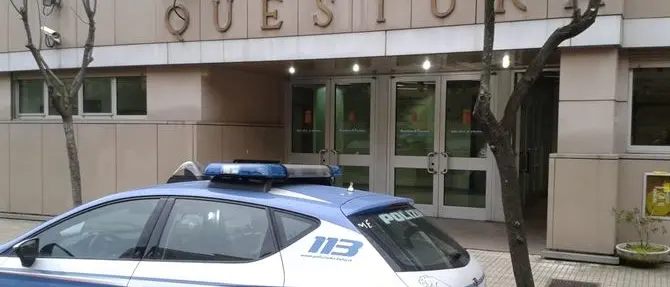 Cosenza, parenti degli arrestati aggrediscono poliziotti: minore nei guai