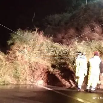 Frana sulla statale 18 all'altezza di San Nicola Arcella, rallentamenti al traffico