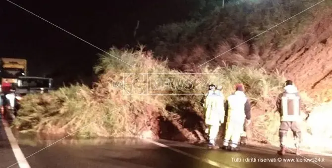 Frana sulla statale 18 all'altezza di San Nicola Arcella, rallentamenti al traffico