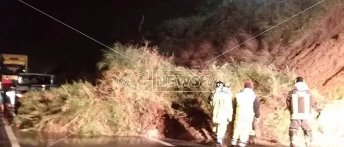 Frana sulla statale 18 all'altezza di San Nicola Arcella, rallentamenti al traffico