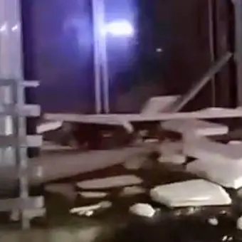 Crolla il tetto di una palestra per una tromba d'aria: grave una giovane