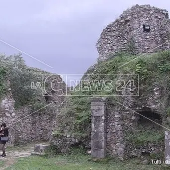 Il castello di Arena incanta gli archeologi: «Siete seduti su un tesoro»