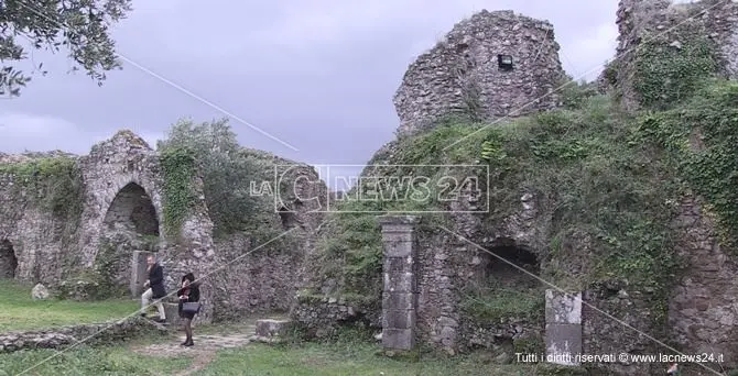 Il castello di Arena incanta gli archeologi: «Siete seduti su un tesoro»