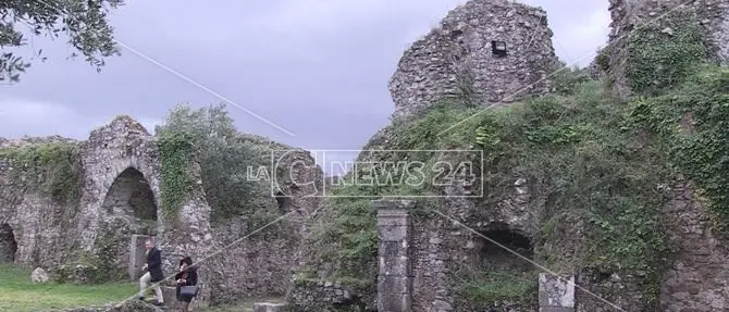 Il castello di Arena incanta gli archeologi: «Siete seduti su un tesoro»