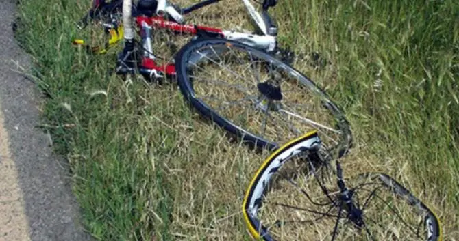 Due ciclisti travolti e uccisi da un'auto. L'investitore era ubriaco: arrestato