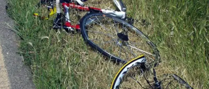 Due ciclisti travolti e uccisi da un'auto. L'investitore era ubriaco: arrestato