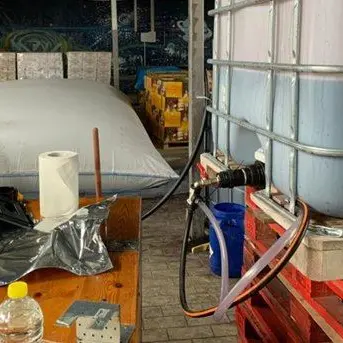 I Nas sequestrano a Lamezia 50mila bottiglie d'acqua e 25mila litri di vino