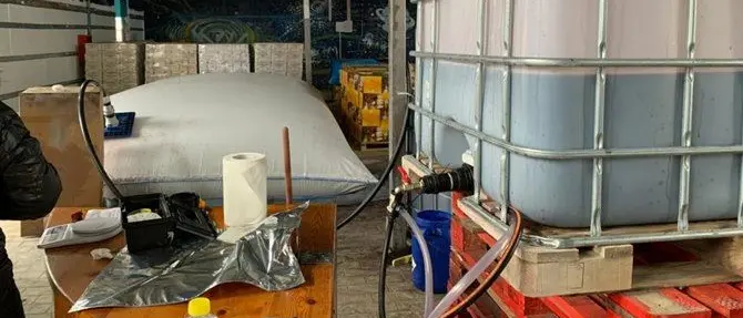 I Nas sequestrano a Lamezia 50mila bottiglie d'acqua e 25mila litri di vino