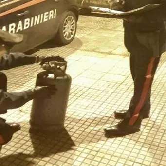 Tenta di far esplodere una bombola, panico alla Tonnara di Palmi
