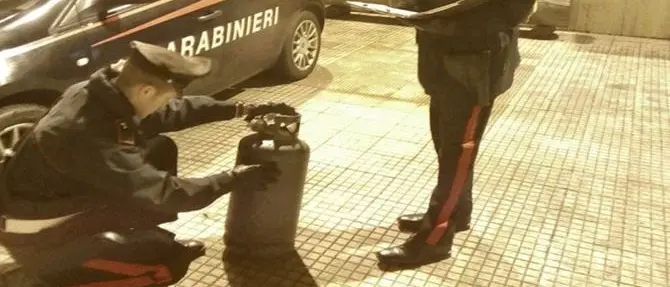 Tenta di far esplodere una bombola, panico alla Tonnara di Palmi