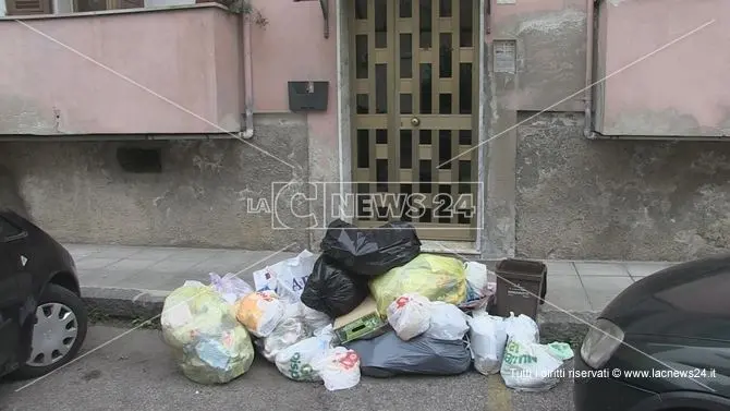 Rifiuti, il dissesto di Cosenza “blocca” i soldi degli altri Comuni della provincia