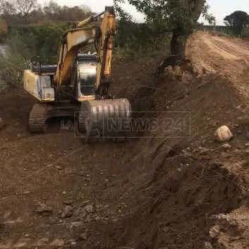 Sul fiume Crati lavori nuovamente fermi: «Dopo la piena è passata anche l’emergenza?»
