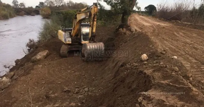 Sul fiume Crati lavori nuovamente fermi: «Dopo la piena è passata anche l’emergenza?»